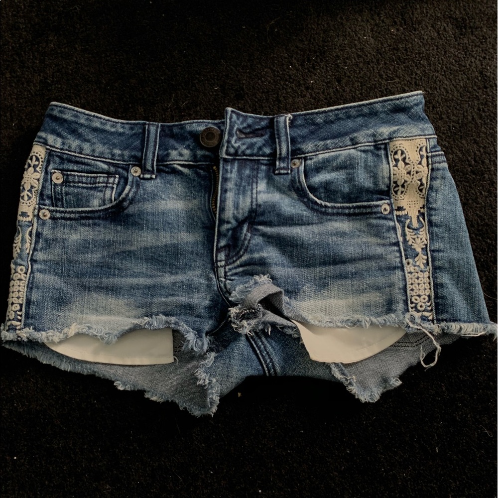 LOW-RISE DENIM SHORTS WITH WHITE DETAIL